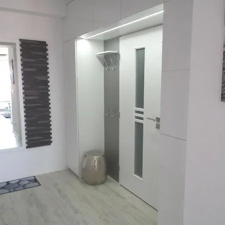 Cosy Centre Apartment- Апартаменты Пьештяни