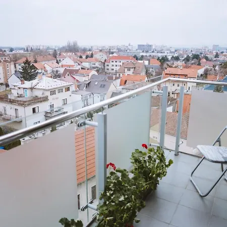 Cosy Centre Apartment- *